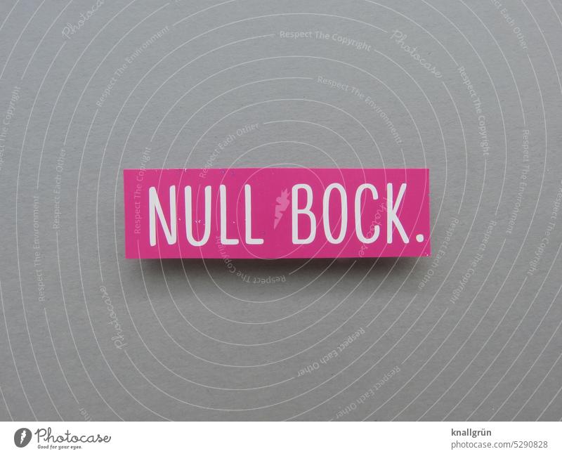 Null Bock. Desinteresse Unlust Langeweile lethargisch Frustration Farbfoto Enttäuschung Nahaufnahme pink grau weiß Menschenleer Studioaufnahme