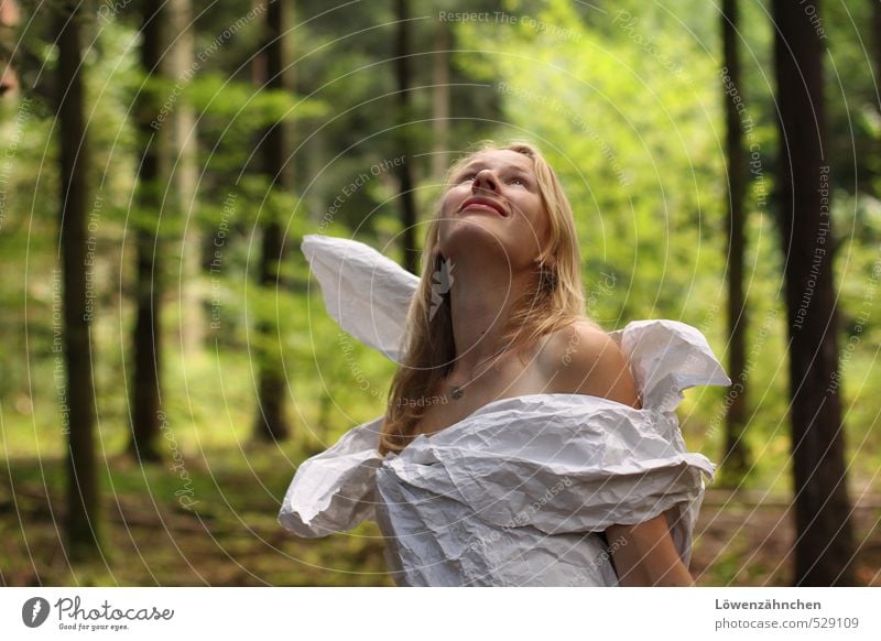 I wish I could be like a bird in the sky Mensch feminin Junge Frau Jugendliche 1 18-30 Jahre Erwachsene Natur Baum Wald Kleid blond langhaarig Lächeln träumen