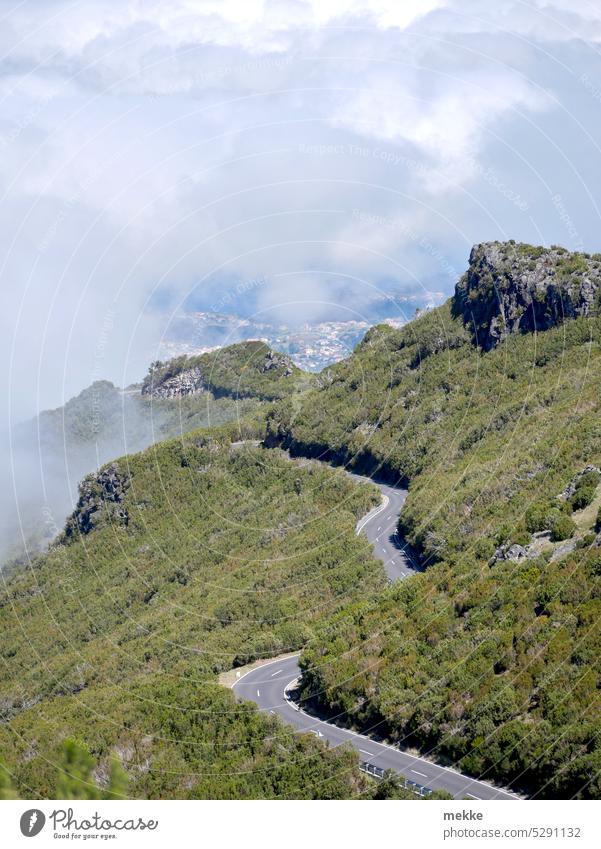 Highway to Heaven Straße Straße von oben Verkehr Natur Weg Landschaft Ausflug Ausflugsziel Reise Route reisen Höhe abgelegen Freiheit Kurven schlängeln Linie