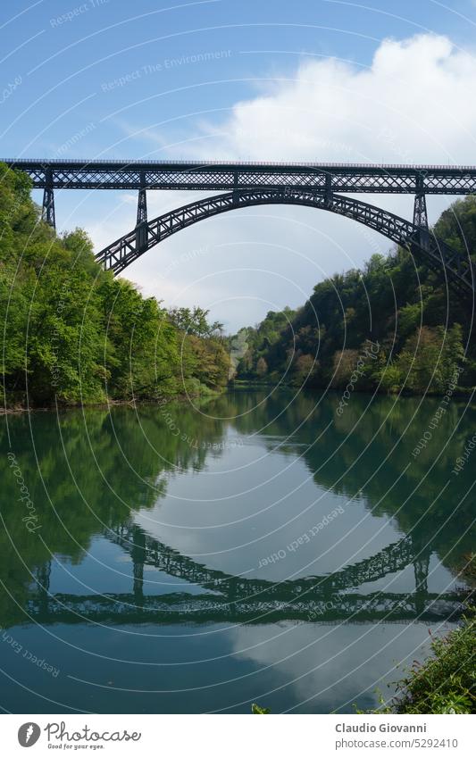 Eisenbrücke über den Fluss Adda bei Paderno April Europa Italien Lombardei Mailand Brücke Farbe Radweg Tag grün bügeln Landschaft Natur Fotografie Pflanze