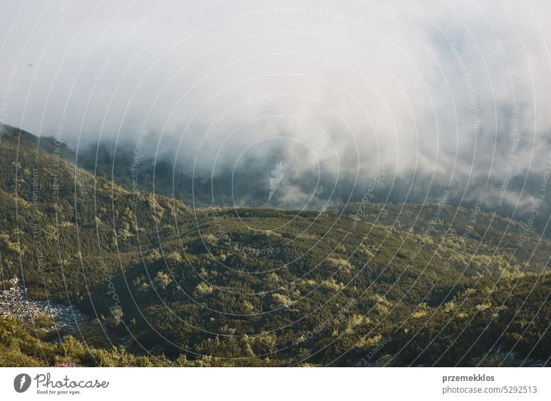 Berglandschaft. Landschaftliche Ansicht von Berggipfeln, Hängen, Hügeln und Tälern, bedeckt mit nebligen Hängen und Tälern. Panoramablick Berge u. Gebirge Natur