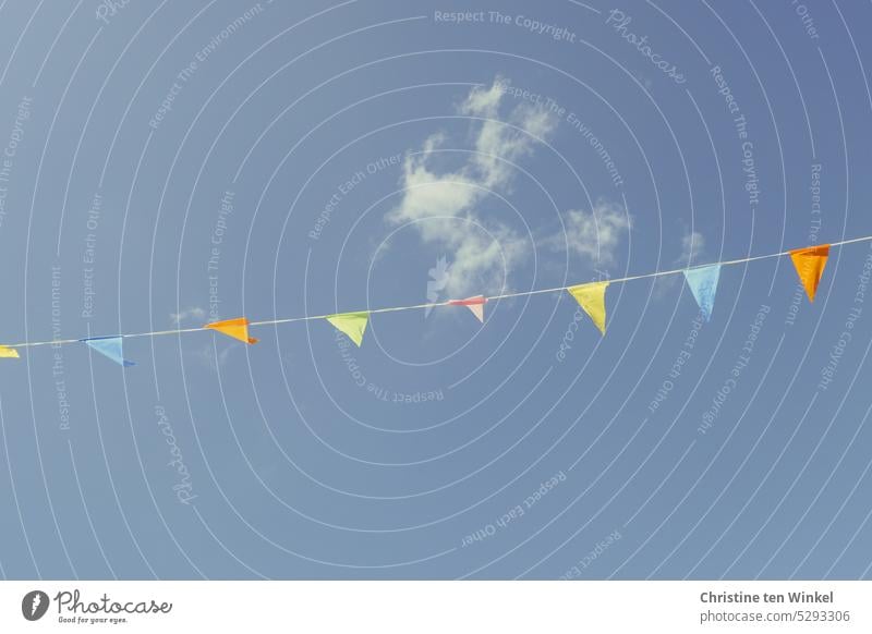 Eine bunte Wimpelkette flattert vor dem fast wolkenlosen blauen Himmel Sonne Wolken Feste & Feiern Dekoration & Verzierung mehrfarbig Geburtstag Lebensfreude