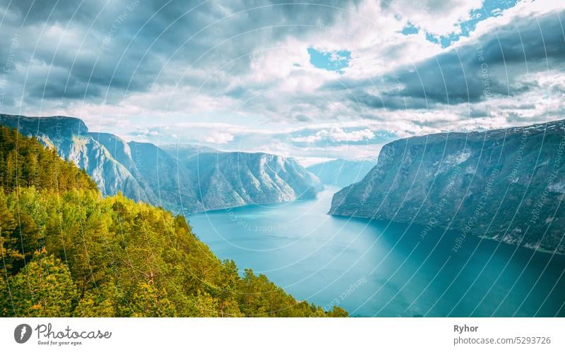 Sogn und Fjordane Fjord, Norwegen. Erstaunliche Sommer Scenic View Of Sogn Og Fjordane. Berühmte norwegische Wahrzeichen und beliebtes Reiseziel im Sommer Tag