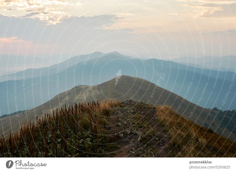 Berglandschaft. Landschaftliche Ansicht von Berggipfeln, Hängen, Hügeln und Tälern, bedeckt mit nebligen Hängen und Tälern. Panoramablick Berge u. Gebirge Natur