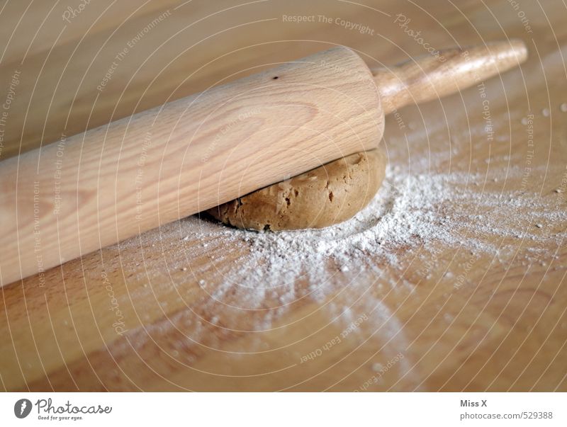 Platt Lebensmittel Teigwaren Backwaren Brot Brötchen Kuchen Ernährung lecker süß Plätzchen Nudelteig Pizza Keks Nudelholz Holztisch Mehl Küchentisch ausrollen