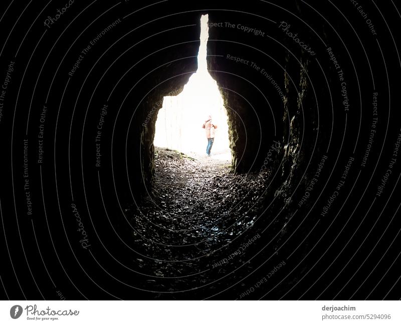 In der Höhle,  mit Blick nach draußen. Felsen Stein dunkel Menschenleer Umwelt Tag Schatten Farbfoto Licht Natur Abenteuer Kontrast Sonnenlicht außergewöhnlich