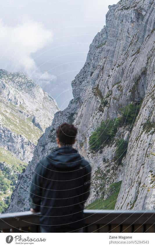 Mann mit Blick auf die Picos de Europa, Spanien Picoos de europa reisen langsames Reisen inspirierend gipfel europas Reisen nach Spanien wandern