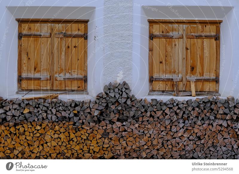 Holzvorrat im Engadin S-Charl Feuerholz Holzstapel Erneuerbare Energie Fenster Fensterläden Holzladen Klappladen Brennholz Brennstoff Vorrat Nutzholz gestapelt