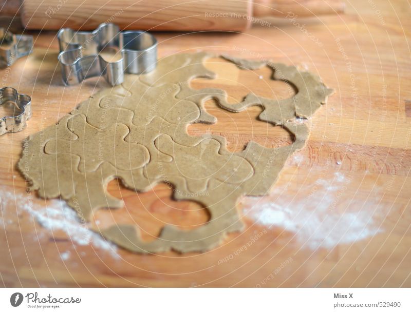 Lebkuchenteig Lebensmittel Teigwaren Backwaren Süßwaren Ernährung lecker süß braun Plätzchen Nudelholz Mehl Holztisch Backform ausrollen Weihnachtsgebäck