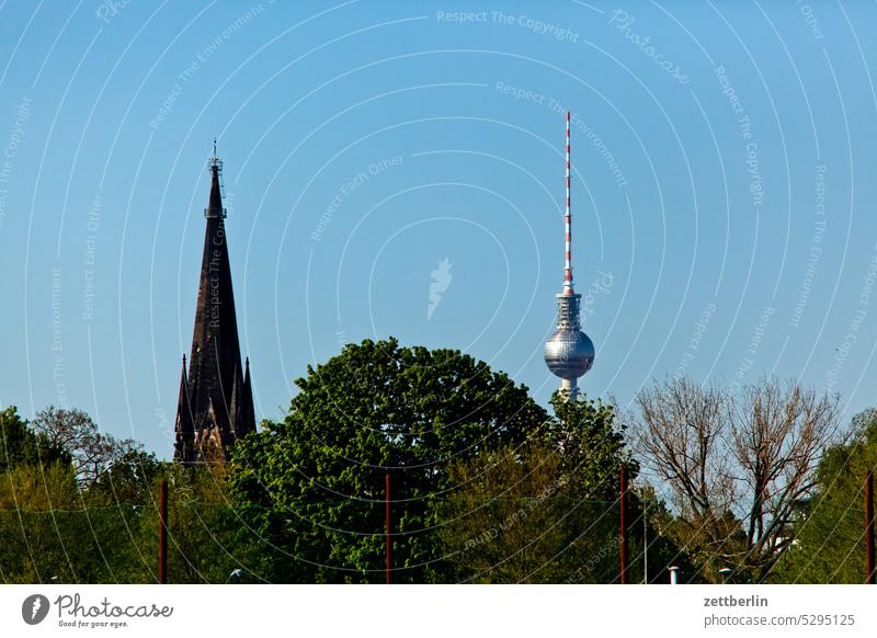 Kirchturm vs. Fernsehturm architektur berlin büro city deutschland gebäude hauptstadt haus himmel hochhaus innenstadt kiez leben licht mitte skyline stadtbezirk