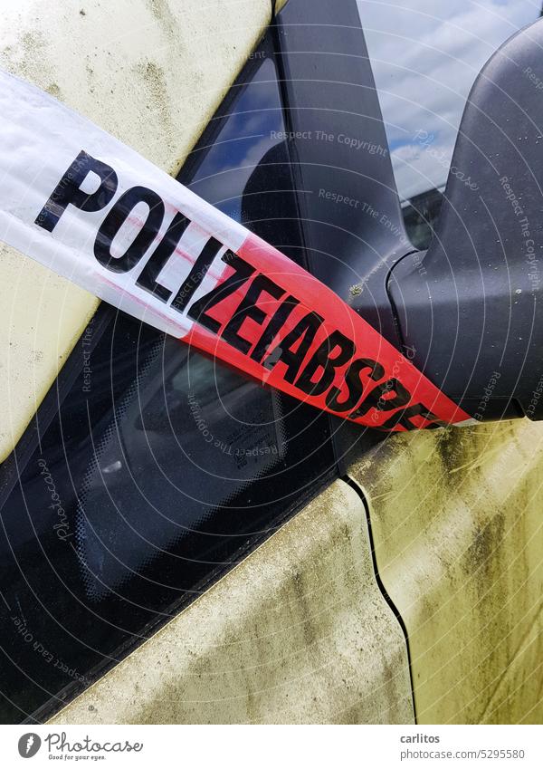 Abgesperrt | Die Polizei, dein Freund und Helfer Auto PKW abgesperrt Absperrung Flatterband Markierung Sicherung gestreift rot weiß rot-weiß Schutz Sicherheit