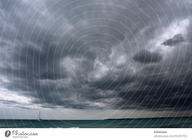 Wetterfront Wolken Gewitter Gewitterwolken Horizont Ozean Meer Himmel schlechtes Wetter Unwetter Außenaufnahme Farbfoto Natur Umwelt Sturm Klima Regen