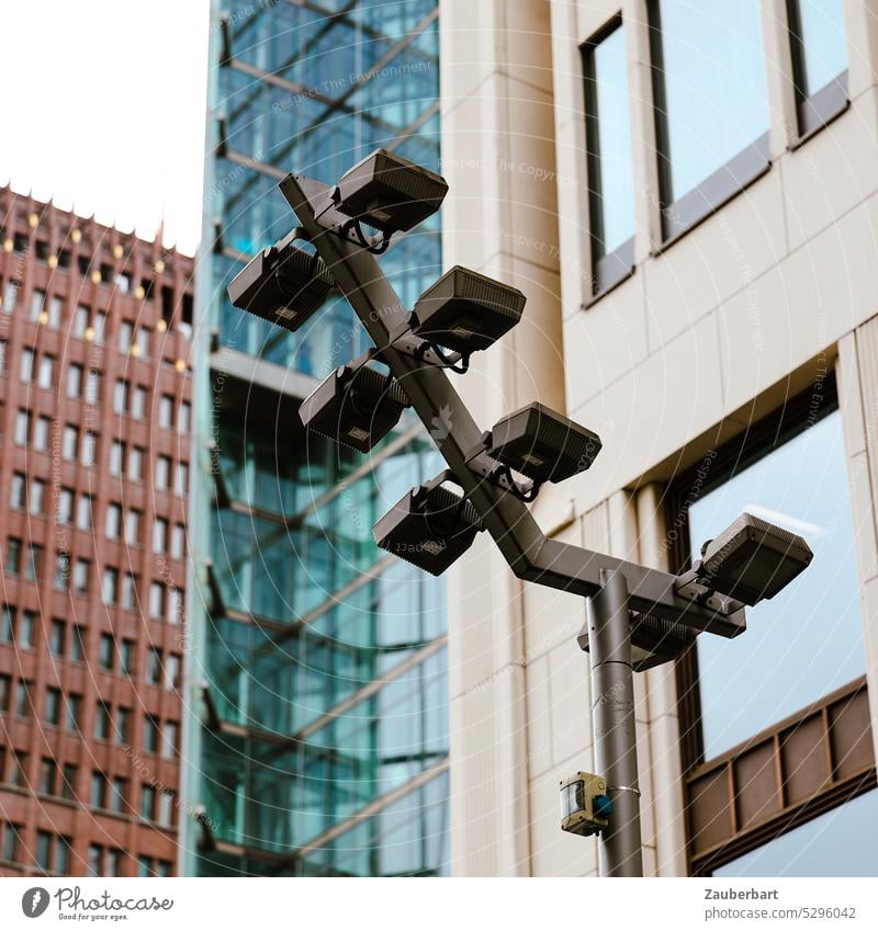 Moderne Straßenbeleuchtung vor Hochhaus-Fassaden am Potsdamer Platz Laterne Straßenlaterne modern Backstein Glas Fenster Hauptstadt Stadtzentrum graphisch