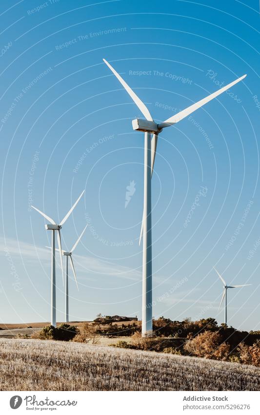 Windkraftanlage gegen blauen wolkenlosen Himmel Turbine alternativ Energie Blauer Himmel Wolkenloser Himmel Erzeuger Ökologie Inszenierung Ressource Kraft