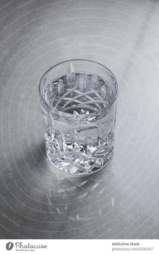 Ein Glas Wasser Hintergrund sehr wenige Sauberkeit abstrakt durchsichtig Design Anzeige modern liquide Produkt leer geometrisch Szene MEER Element trinken