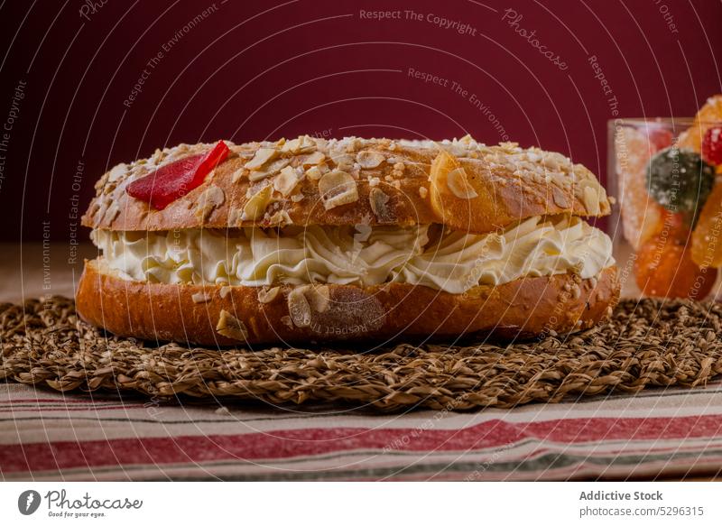 Roscon de Reyes, ein typisch spanischer Weihnachtskuchen süß Lebensmittel Feier Dessert traditionell Kuchen roscon Weihnachten selbstgemacht gebacken rosca