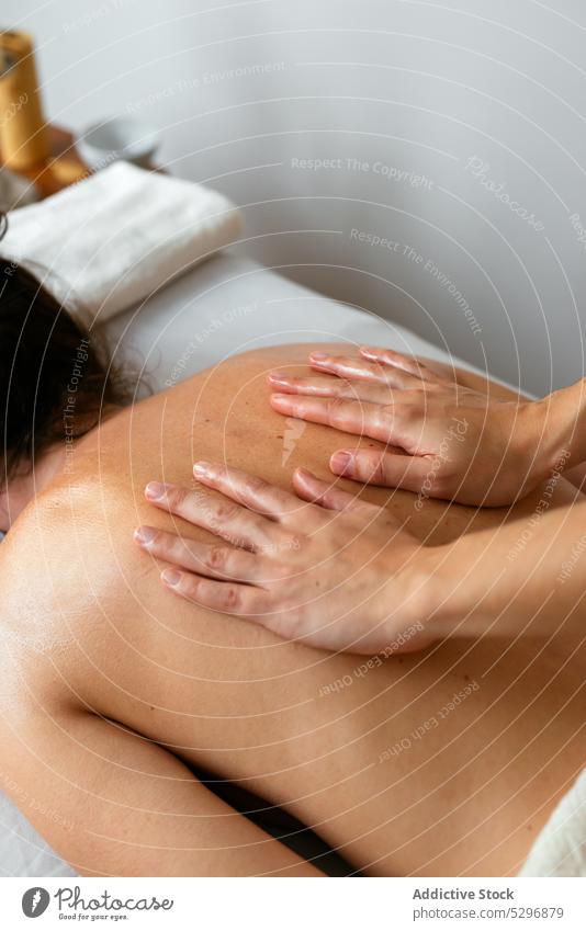 Eine Therapeutin massiert den Rücken einer Kundin in einem Spa-Salon Frauen Massage Therapie Rehabilitation Verfahren Wiederherstellung Klient Masseurin heilen