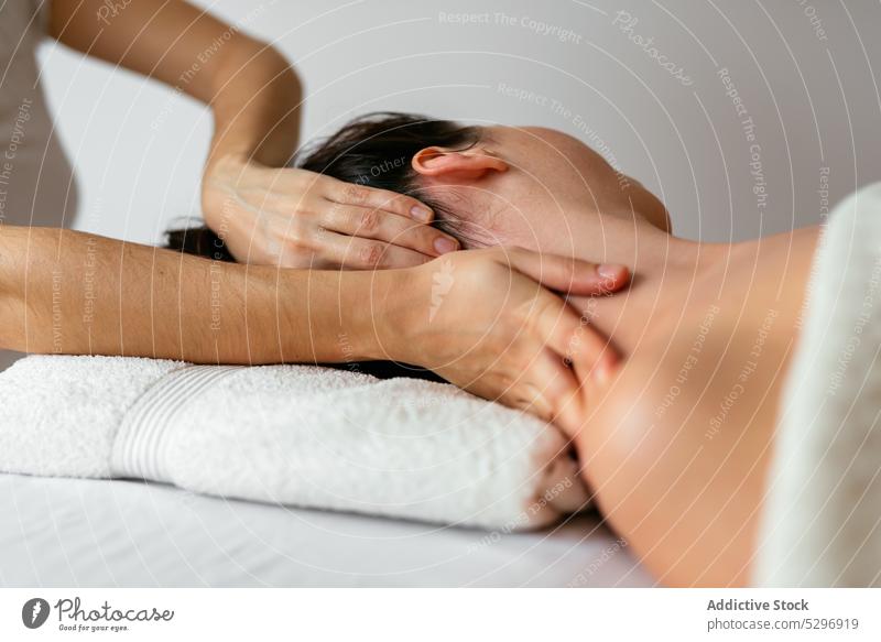 Crop Therapeut tun Körper-Massage für weibliche Kunden in Spa-Salon Frauen sich[Akk] entspannen Masseur Verfahren Klient Rehabilitation Therapie Leckerbissen