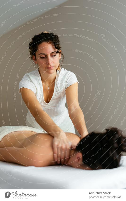 Frau Therapeutin tut Körper-Massage an weiblichen Kunden in Spa-Salon Frauen sich[Akk] entspannen Masseur Verfahren Klient Rehabilitation Therapie Leckerbissen