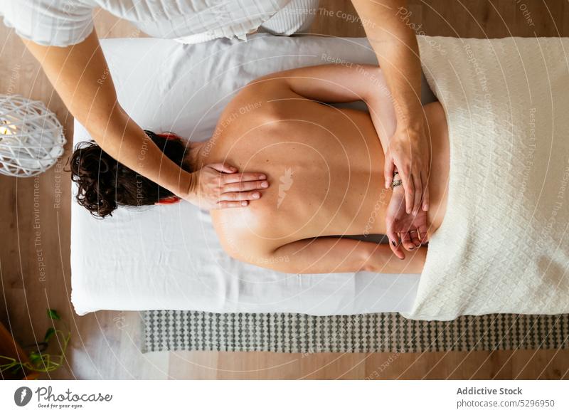 Masseurin massiert den Rücken eines Kunden im Salon Frauen sich[Akk] entspannen Massage Spa Therapie Therapeut oben ohne Wiederherstellung Erleichterung Klient