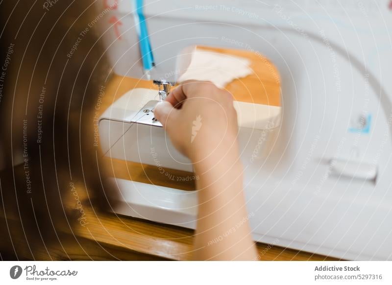 Crop Näherin näht auf Maschine Frau Faser Schneider Damenschneiderin Nähmaschine Arbeit Atelier nähen Abwasserkanal Werkstatt Basteln Handwerk Kleinunternehmen