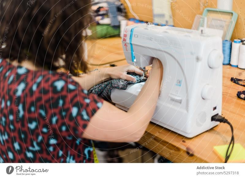 Crop Näherin näht auf Maschine Frau Faser Schneider Damenschneiderin Nähmaschine Arbeit Atelier nähen Abwasserkanal Werkstatt Basteln Handwerk Kleinunternehmen