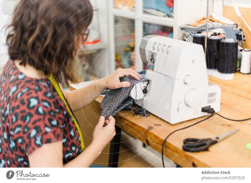 Crop Näherin näht auf Maschine Frau Faser Schneider Damenschneiderin Nähmaschine Arbeit Atelier nähen Abwasserkanal Werkstatt Basteln Handwerk Kleinunternehmen