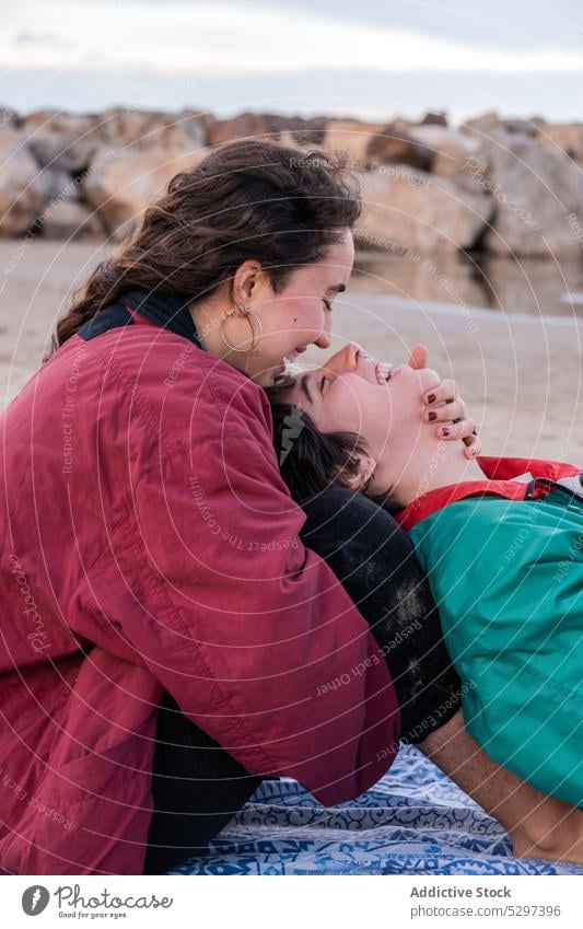 Verliebtes lesbisches Paar mit romantischem Moment am Strand Tasthals felsig Küste Termin & Datum lgbt schließen Liebe Spaß haben Lachen Glück jung Freundin