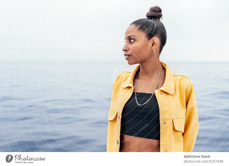 Verträumte schwarze Frau bewundert Meereslandschaft Jacht MEER bewundern ernst Ansicht Feiertag sich[Akk] entspannen Wasser Natur Afroamerikaner ethnisch jung