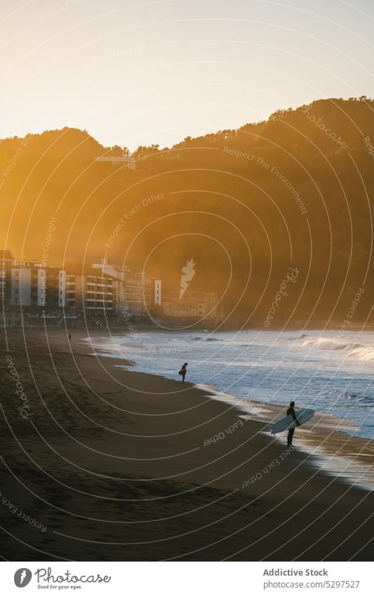 Sandstrand mit Touristen vor Gebäuden Strand MEER winken Sonnenuntergang Meer Küste Natur Ufer Surfer Sommer Meeresufer Wasser Seeküste Abend malerisch