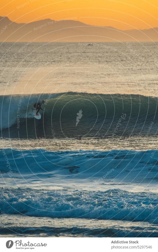 Unbekannte Person auf einem Surfbrett im Sommer Surfer Brandung MEER Meer Reisender Berge u. Gebirge winken Urlaub Sonnenuntergang Ausflug Tourist Natur Wasser