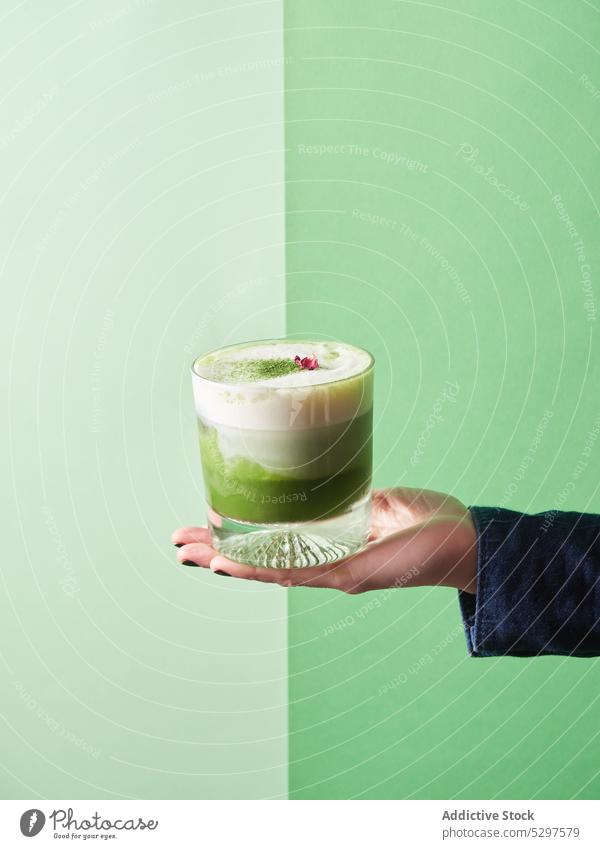 Person mit einem Glas Matcha Latte trinken melken Getränk Erfrischung gepeitscht lecker geschmackvoll Molkerei süß natürlich Tee Bierschaum Aroma manifestieren