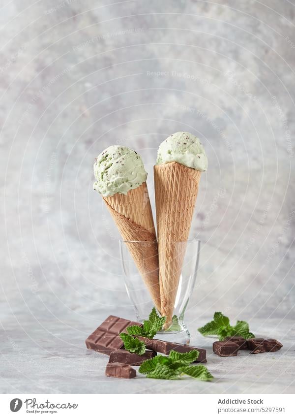 Waffeltüten mit Speiseeis in Glasvase Zapfen Dessert süß Baggerlöffel Schokolade Minze lecker Portion frisch Lebensmittel Ball geschmackvoll Geschmack