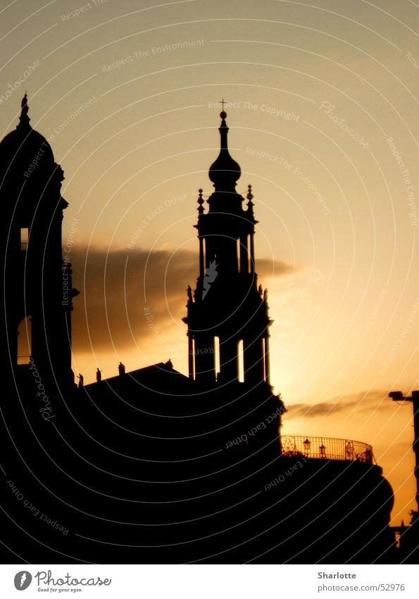 Dresden Sonnenuntergang Licht dunkel Sachsen Stadt Dämmerung Sonnenaufgang Glück Romantik Außenaufnahme Gegenlicht Turm alte häuser rötliches licht freihit