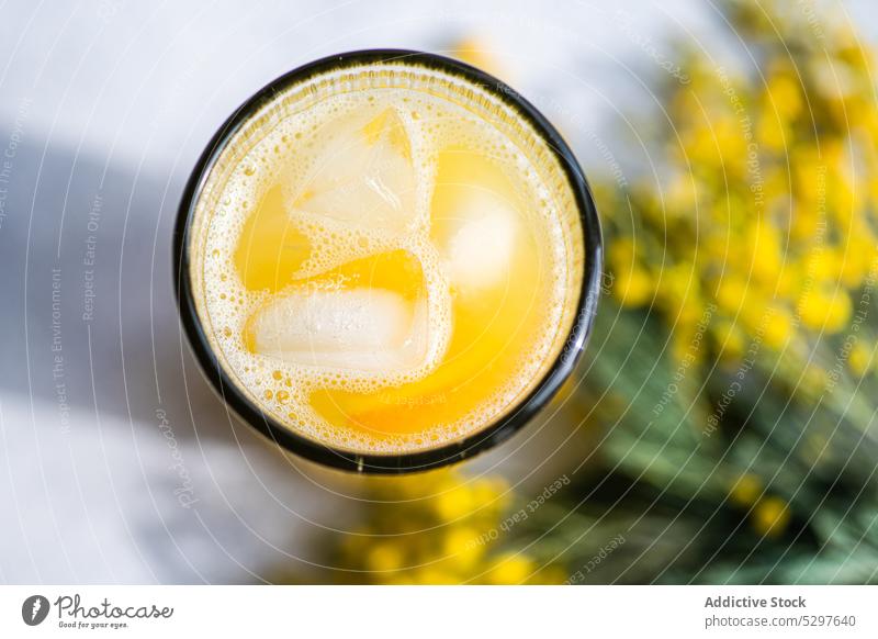 Mimosen-Cocktail im Glas Alkohol alkoholisch Hintergrund Getränk Champagne Sektglas abschließen Beton Kristalle Tag trinken Eleganz Feinschmecker grau Eis Saft