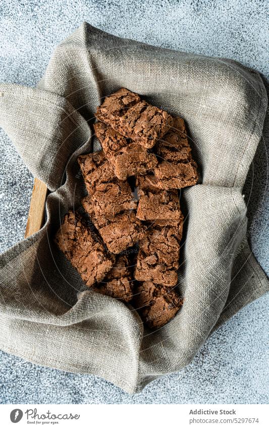 Frisch gebackene Schokoladenkekse Biskuit Kasten Kaffee Beton Keks Dessert Lebensmittel frisch Feinschmecker Küche Serviette Overhead Spielfigur Scheibe