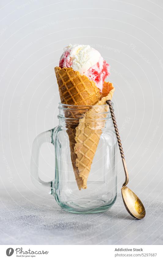 Glasgefäß mit Waffeltüte gefüllt mit Kirscheis Beeren kalt Beton Zapfen Tasse Dessert Delikatesse Frucht Feinschmecker selbstgemacht Speiseeis zerlaufen Becher