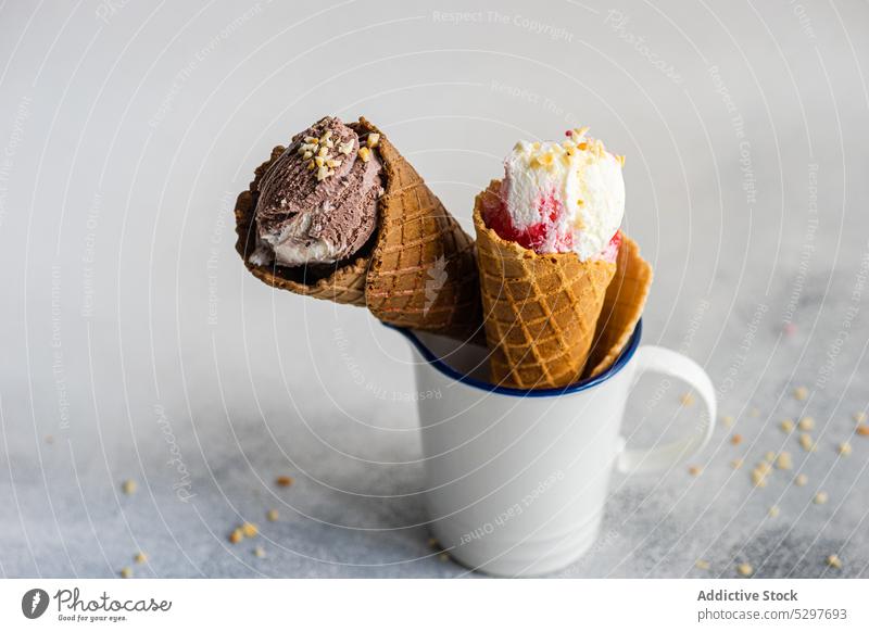 Weißer Becher mit Eiswaffeln Speiseeis Waffel Zapfen Schokolade Kirsche kalt Beton Tasse Delikatesse Dessert Lebensmittel Feinschmecker selbstgemacht Mahlzeit