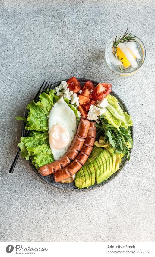 gesunder ketogener Mittagstisch Avocado Schalen & Schüsseln Käse Diät Abendessen Essen Ei Fett Feta Lebensmittel gebraten Glas grün Gesundheit Kraut Eis Keton