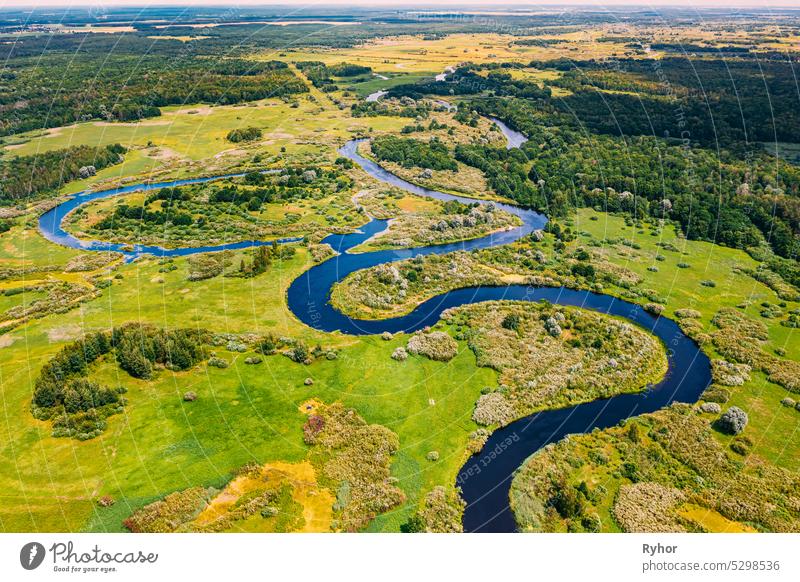 Luftaufnahme Grüner Wald Wälder und Flusslandschaft im sonnigen Frühling Sommer Tag. Top View of Beautiful European Nature From High Attitude In Autumn Season. Drone Ansicht. Vogelperspektive Ansicht