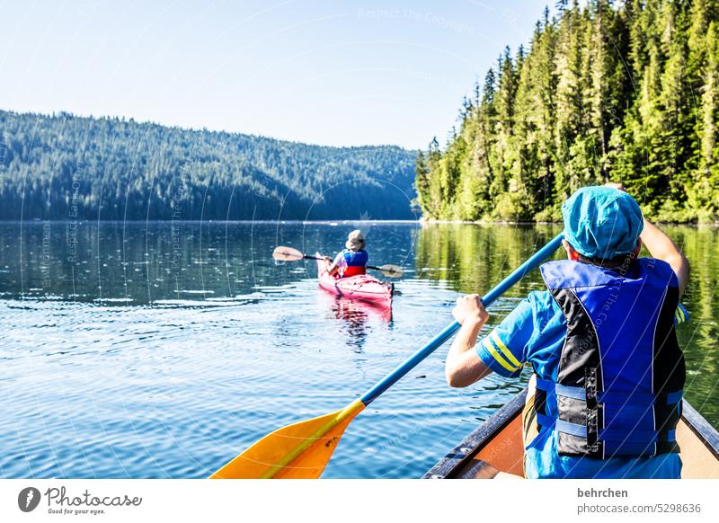 in der ruhe liegt die kraft Paddeln Kind Sohn Kindheit Natur British Columbia Idylle Abenteuer Nordamerika Bergsee Fernweh Landschaft See Kanada Ferne