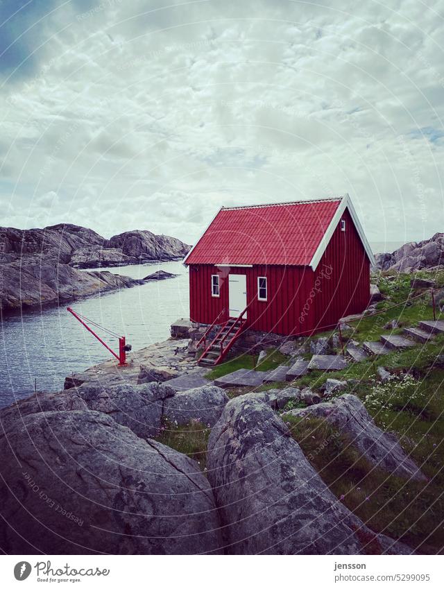 Rotes Holzhaus auf einer Schäreninsel rot Treppe Steintreppe Norwegen Wasser Küste Skandinavien Ferien & Urlaub & Reisen Himmel Felsen Meer Europa Landschaft