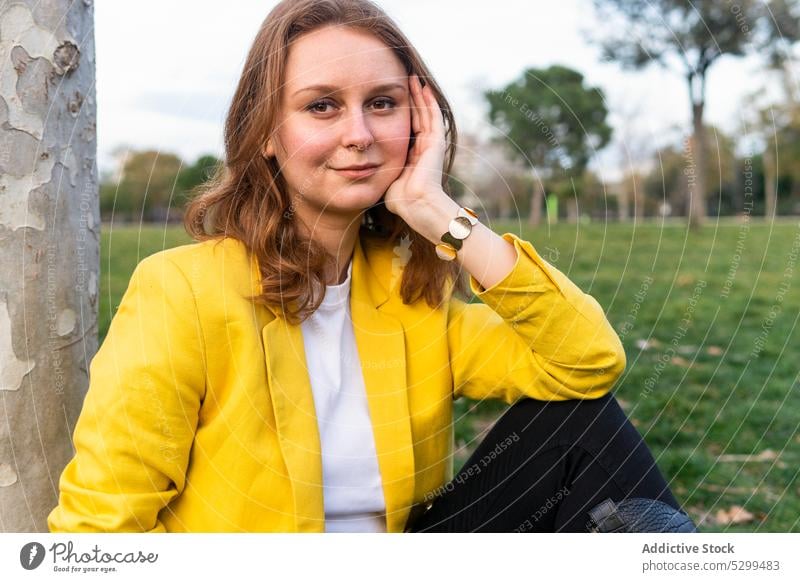 Glückliche Frau beim Chillen am Wochenende im Park Model ruhen Kälte Lächeln Porträt sich[Akk] entspannen Freizeit Zeitvertreib Erholung Resort freier Tag