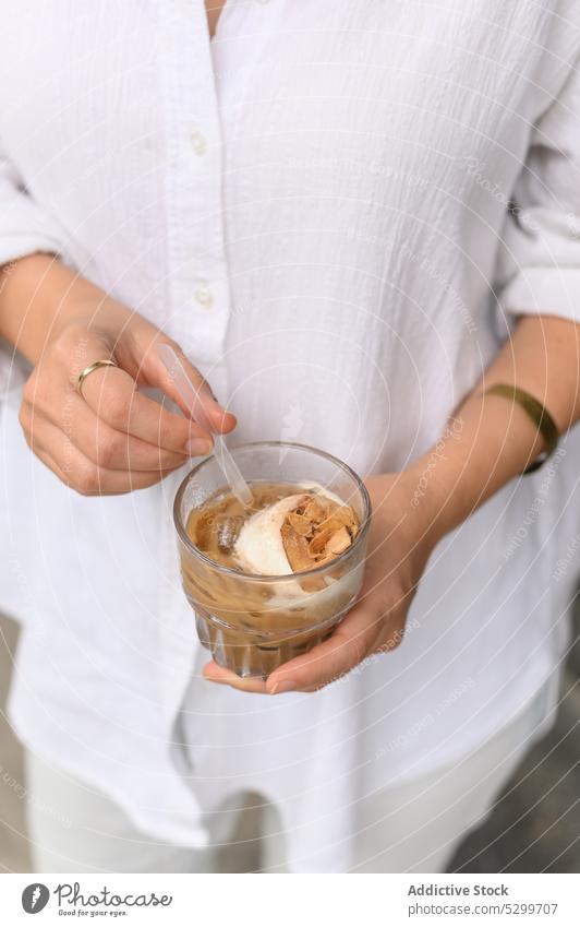 Frau mit Kaffee im Cafe stehend trinken Café Getränk sich[Akk] entspannen heiß ruhen Tasse Vietnam jung Pause lässig Heißgetränk modern Windstille friedlich