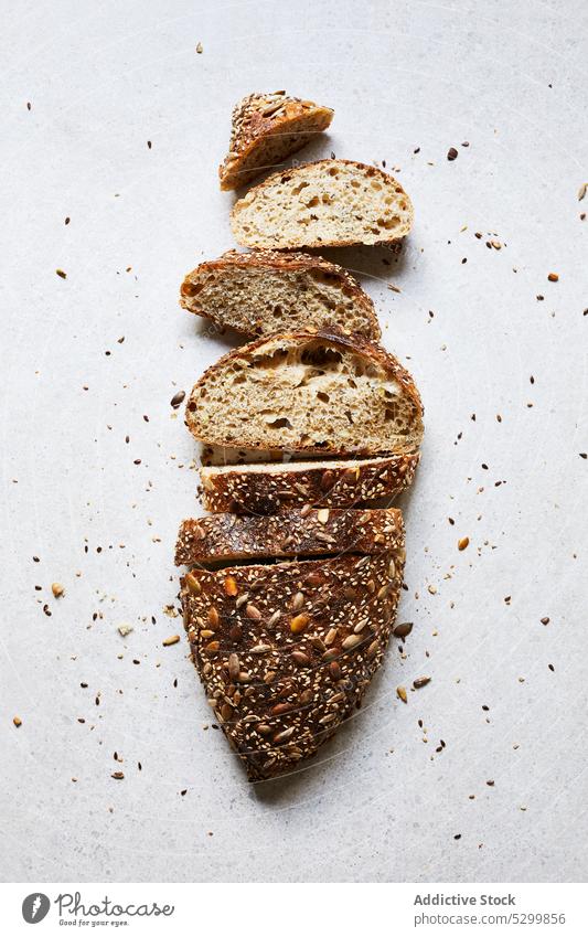 Leckeres frisch gebackenes Schnittbrot Brot Samen selbstgemacht Brotlaib Scheibe Lebensmittel geschnitten Knusprig Kruste appetitlich geschmackvoll lecker