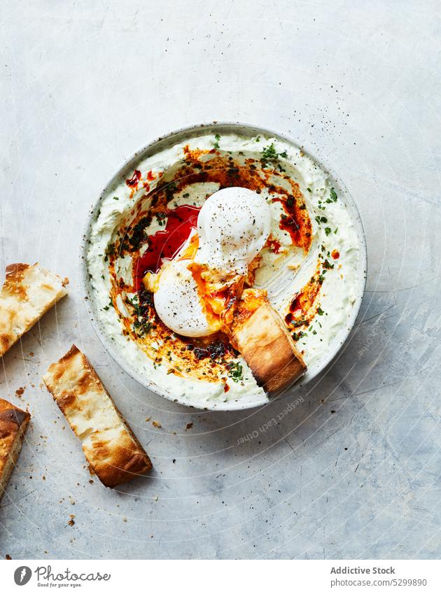 Leckerer Butteraufstrich mit würzigem Öl auf dem Teller Brot Erdöl selbstgemacht Scheibe Lebensmittel gebacken geschmackvoll Portion lecker Mahlzeit Tisch Küche