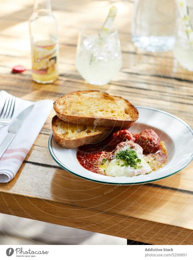 Leckere Tomatensuppe mit Fleischbällchen und Brot Suppe Speise Fleischklößchen dienen Restaurant Lebensmittel lecker Mahlzeit Teller geschmackvoll Kraut