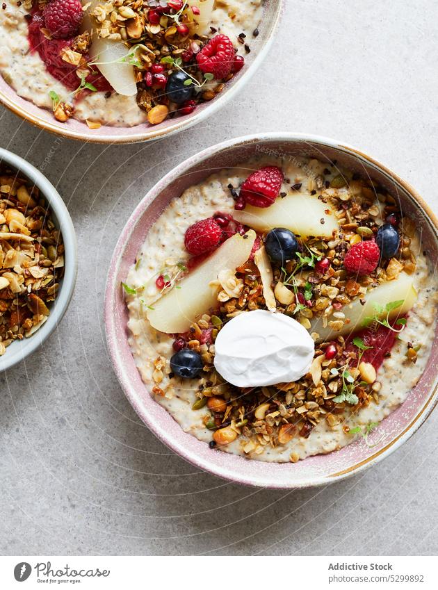 Gesunde Haferflocken mit Beeren und Müsli Frühstück Himbeeren süß Apfel lecker Dessert gesunde Ernährung Morgen Blaubeeren Gesundheit natürlich Lebensmittel