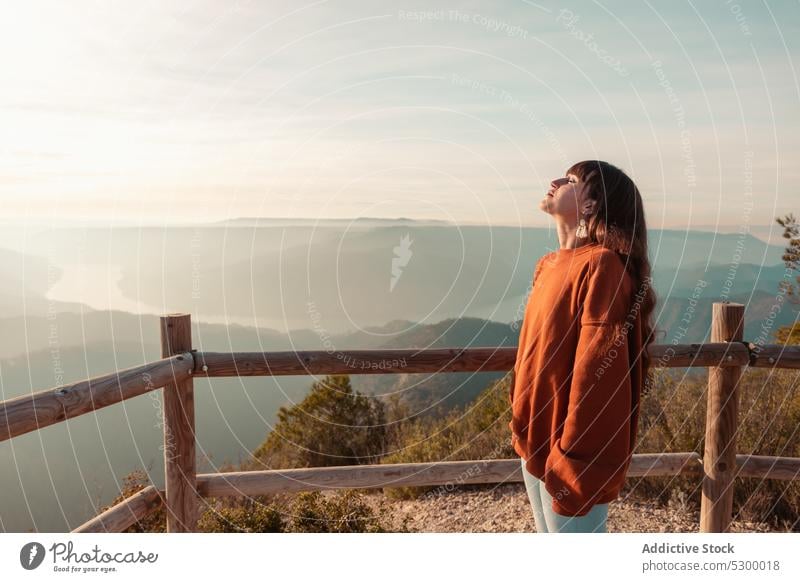 Frau bewundert ein Gebirgstal Sonnenuntergang Berge u. Gebirge Reisender bewundern beobachten Aussichtspunkt Hochland Landschaft erkunden malerisch Himmel