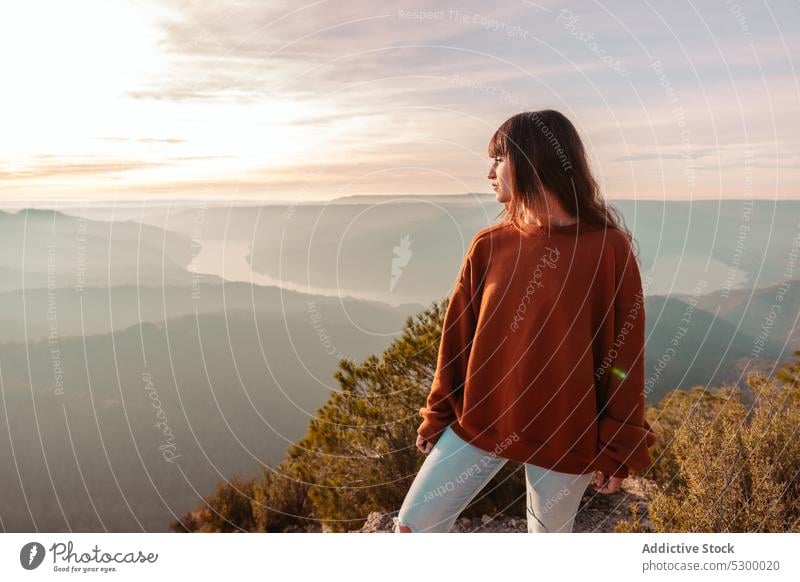 Frau bewundert ein Gebirgstal Sonnenuntergang Berge u. Gebirge Reisender bewundern beobachten Aussichtspunkt Hochland Landschaft erkunden malerisch Himmel